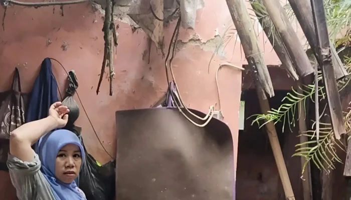 Rumah Ambruk 2 Tahun, Ibu di Cianjur Tetap Bertahan Tinggal