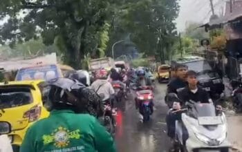 3 Pohon Tumbang di Mande Cianjur Bikin Jalan Macet! 3 3 Pohon Tumbang di Mande Cianjur Bikin Jalan Macet!