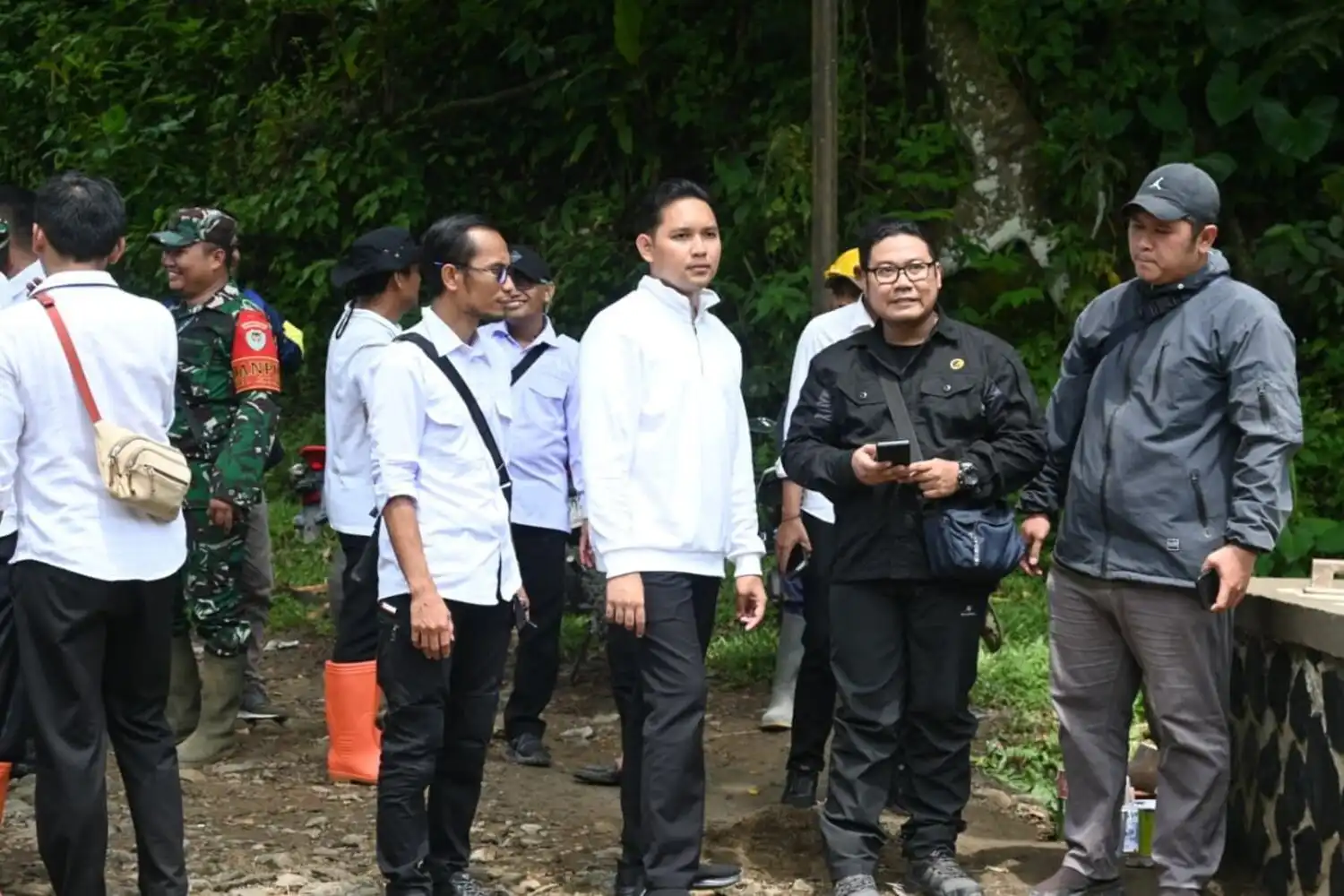 Bupati Cianjur Turun ke Desa, Janji Bangun Jalan dan Bantu Warga Tak Mampu