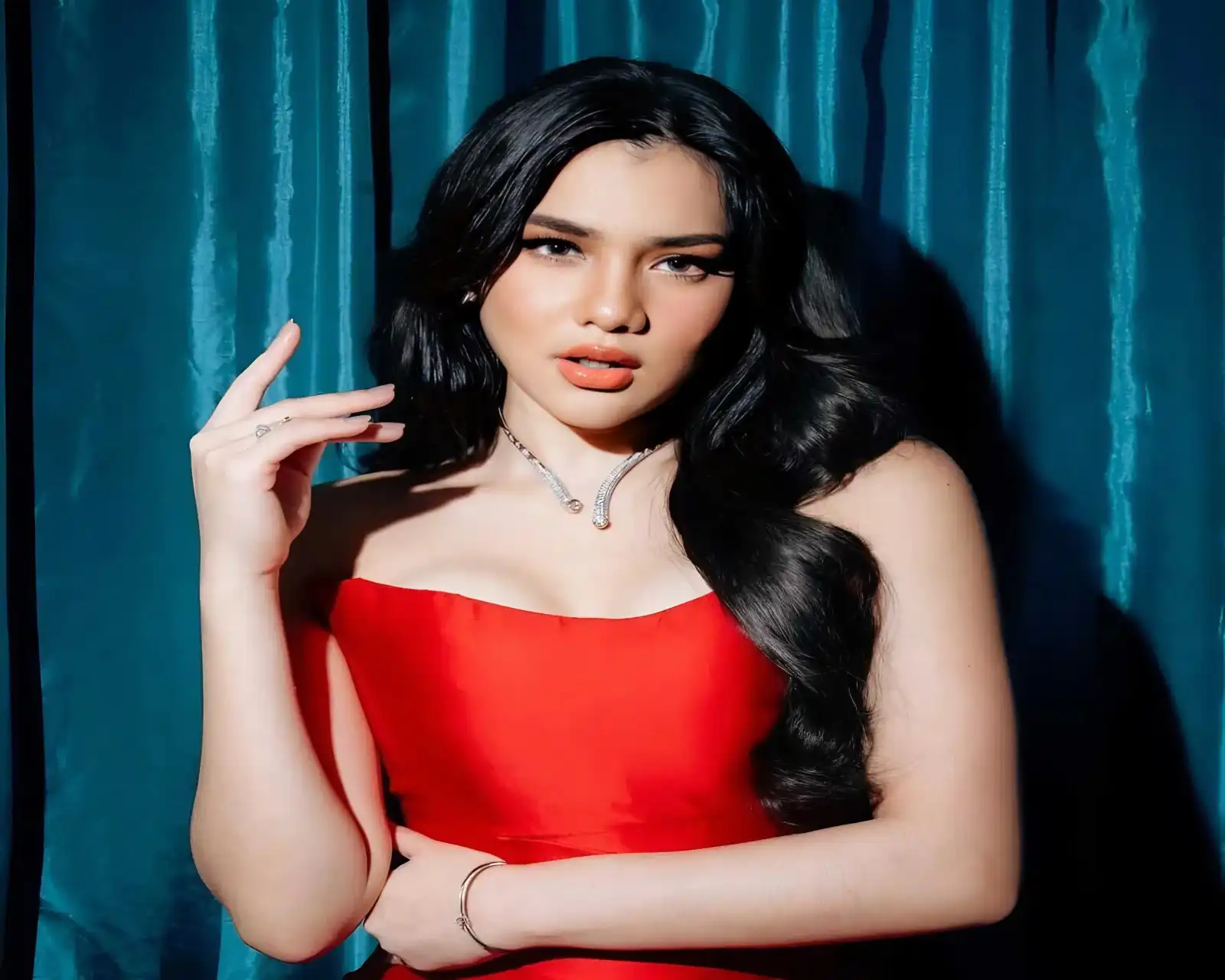 Davina Karamoy Hebohkan Puncak HUT Ke-19 Watsons