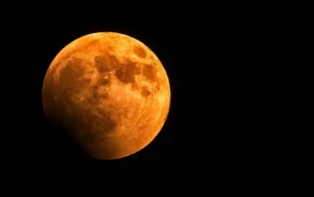 Gerhana Bulan Total Hiasi Langit Indonesia Malam Ini