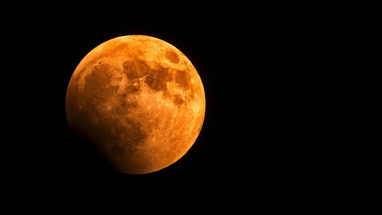 Gerhana Bulan Total Hiasi Langit Indonesia Malam Ini