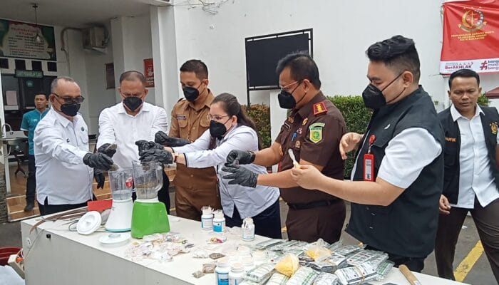 Kejari Kota Sukabumi Musnahkan Ribuan Barang Bukti Hasil Tindak Pidana Yang Telah Berkekuatan Hukum 2 IMG 20251013 WA0045