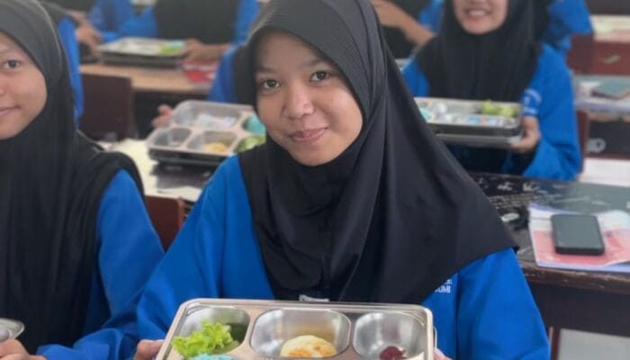 Heboh! SPPG Cikole 2 dan Warudoyong Sajikan Nasi Goreng Biru yang ‘Unik dan Bergizi’ untuk Siswa MBG