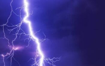 Jangan Mandi Saat Hujan Petir! Ini Aktivitas Berbahaya di Rumah Saat Badai