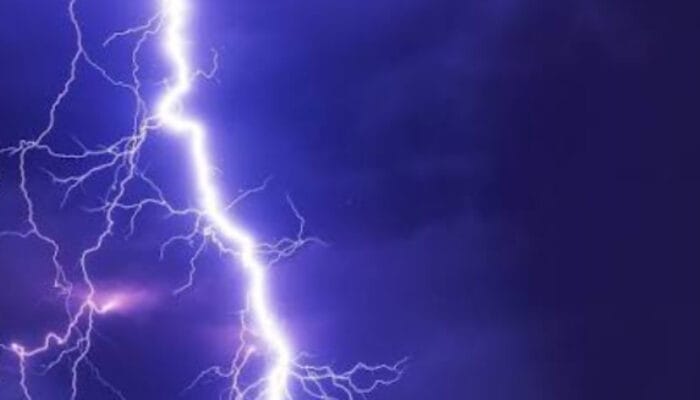 Jangan Mandi Saat Hujan Petir! Ini Aktivitas Berbahaya di Rumah Saat Badai
