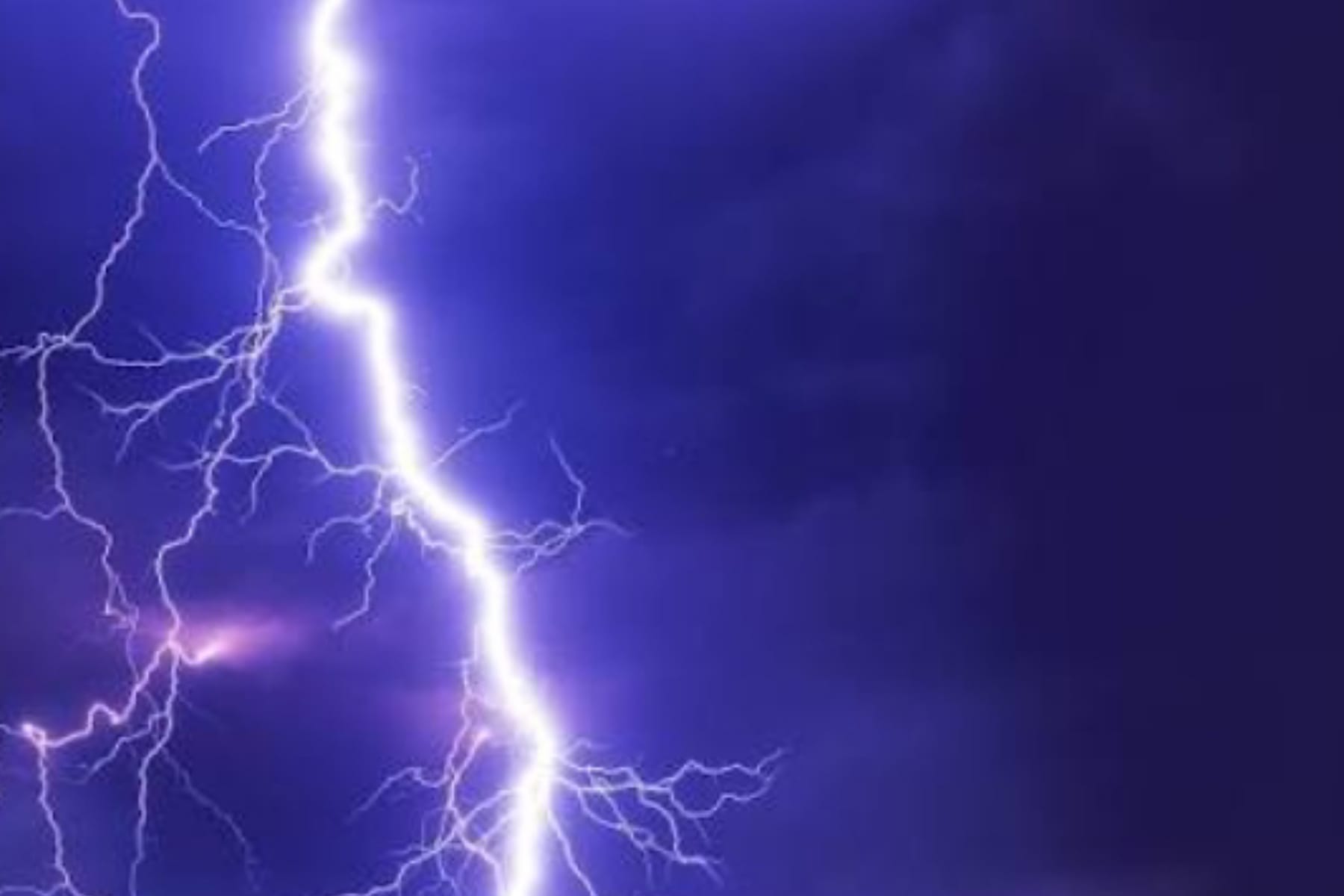 Jangan Mandi Saat Hujan Petir! Ini Aktivitas Berbahaya di Rumah Saat Badai 1 Jangan Mandi Saat Hujan Petir! Ini Aktivitas Berbahaya di Rumah Saat Badai