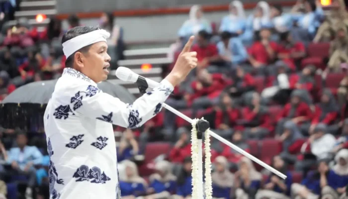 KDM Serahkan Sertifikat kepada 4.500 Lulusan SMA/SMK Siap Kerja di BYD