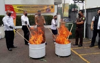 Kejari Kota Sukabumi Musnahkan Ribuan Barang Bukti Hasil Tindak Pidana Yang Telah Berkekuatan Hukum