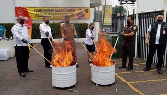 Kejari Kota Sukabumi Musnahkan Ribuan Barang Bukti Hasil Tindak Pidana Yang Telah Berkekuatan Hukum