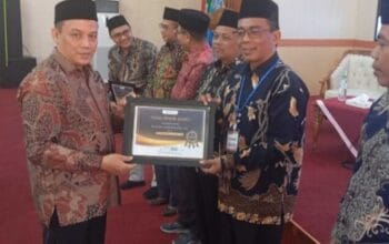 Ketua STAI Al-Muhajirin Purwakarta Dr. H. Cece Nurhikmah, M.Ag Raih Penghargaan Inspiratif Leader dari Perma Pendis Indonesia