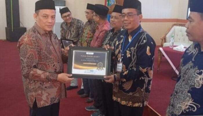 Ketua STAI Al-Muhajirin Purwakarta Dr. H. Cece Nurhikmah, M.Ag Raih Penghargaan Inspiratif Leader dari Perma Pendis Indonesia