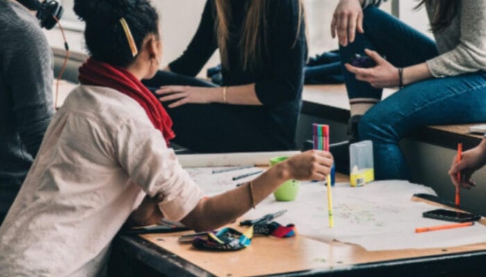 Kunci Disukai Banyak Orang: Etika Berlaku Baik Saat Bersosialisasi