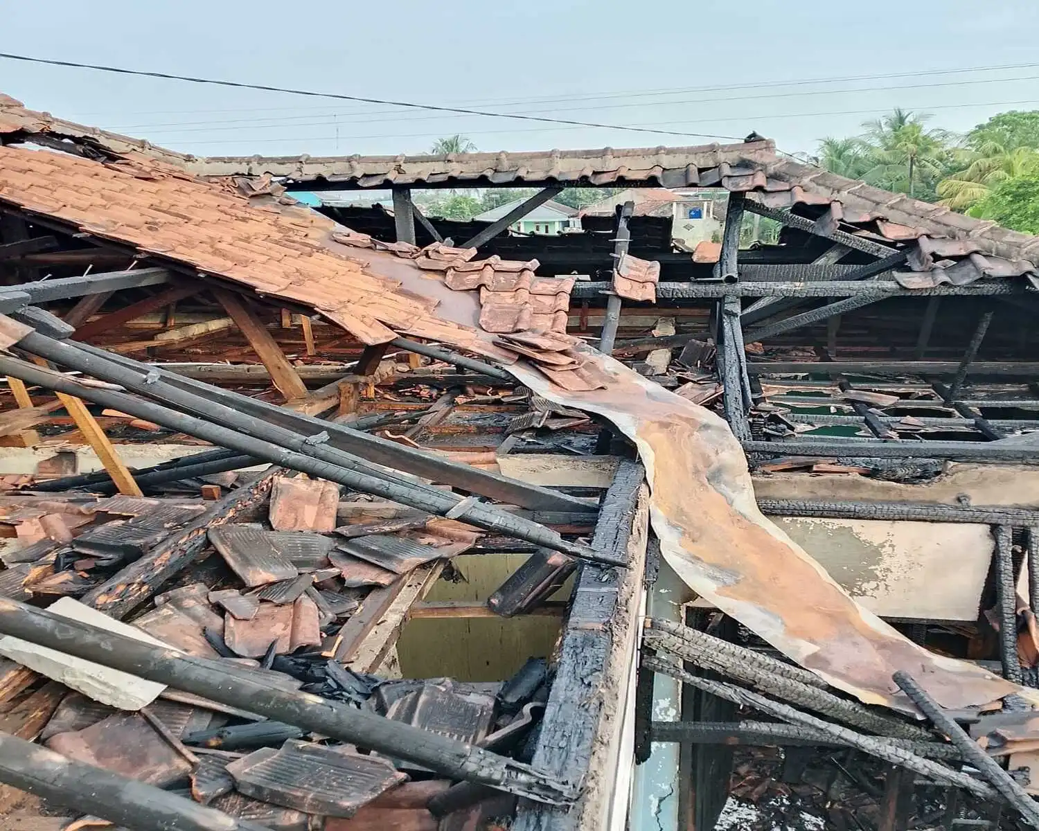 Madrasyah dan Rumah Guru Ngaji di Cianjur Ludes Dilalap Api, Ratusan Kitab Kuning Hangus 1 Madrasyah dan Rumah Guru Ngaji di Cianjur Ludes Dilalap Api, Ratusan Kitab Kuning Hangus