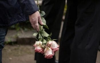 Mengantar ke Peristirahatan Terakhir_ Perlukah Anak Kecil Ikut ke Pemakaman_