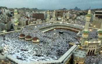Mitos atau Fakta: Benarkah Pesawat Tak Bisa Melintas di Atas Ka'bah Karena Medan Magnet? 1 Mitos atau Fakta: Benarkah Pesawat Tak Bisa Melintas di Atas Ka'bah Karena Medan Magnet?