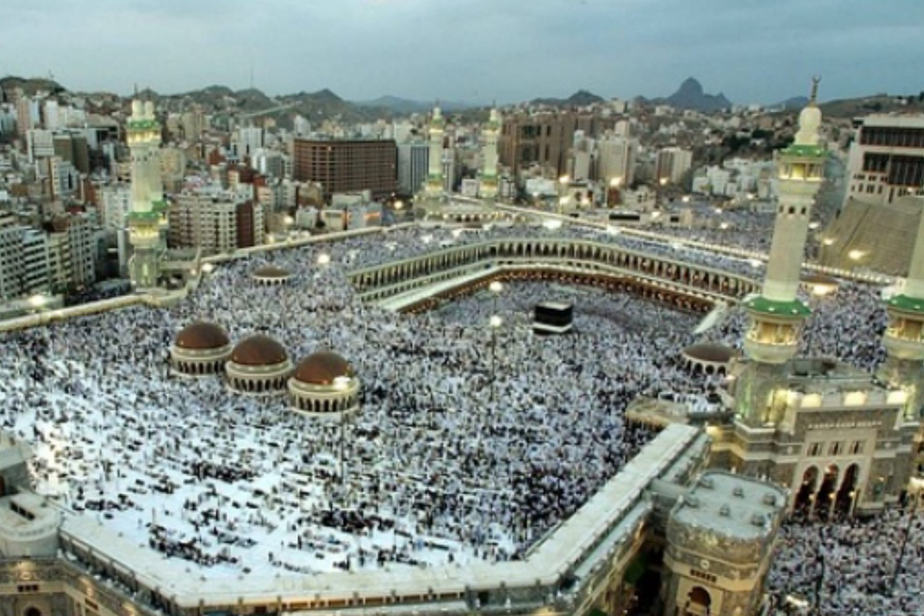 Mitos atau Fakta: Benarkah Pesawat Tak Bisa Melintas di Atas Ka'bah Karena Medan Magnet? 1 Mitos atau Fakta: Benarkah Pesawat Tak Bisa Melintas di Atas Ka'bah Karena Medan Magnet?