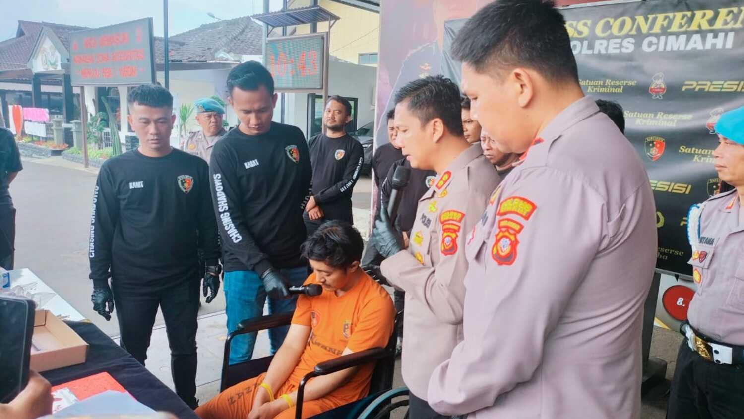 Pria di Kota Cimahi Bunuh Wanita Paruh Baya: Gasak Emas & Uang Rp5 Juta 1 Pria di Kota Cimahi Bunuh Wanita Paruh Baya: Gasak Emas & Uang Rp5 Juta