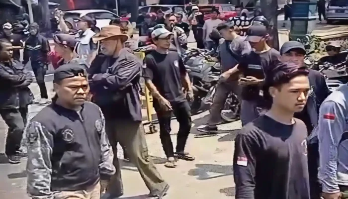 Ratusan Warga Kepung Pabrik Mayora di Cianjur