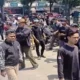 Ratusan Warga Kepung Pabrik Mayora di Cianjur