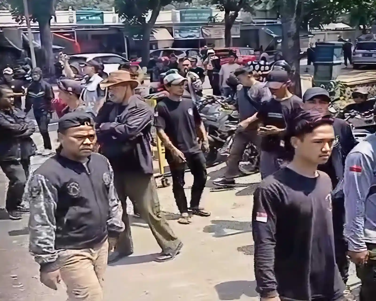 Ratusan Warga Kepung Pabrik Mayora di Cianjur