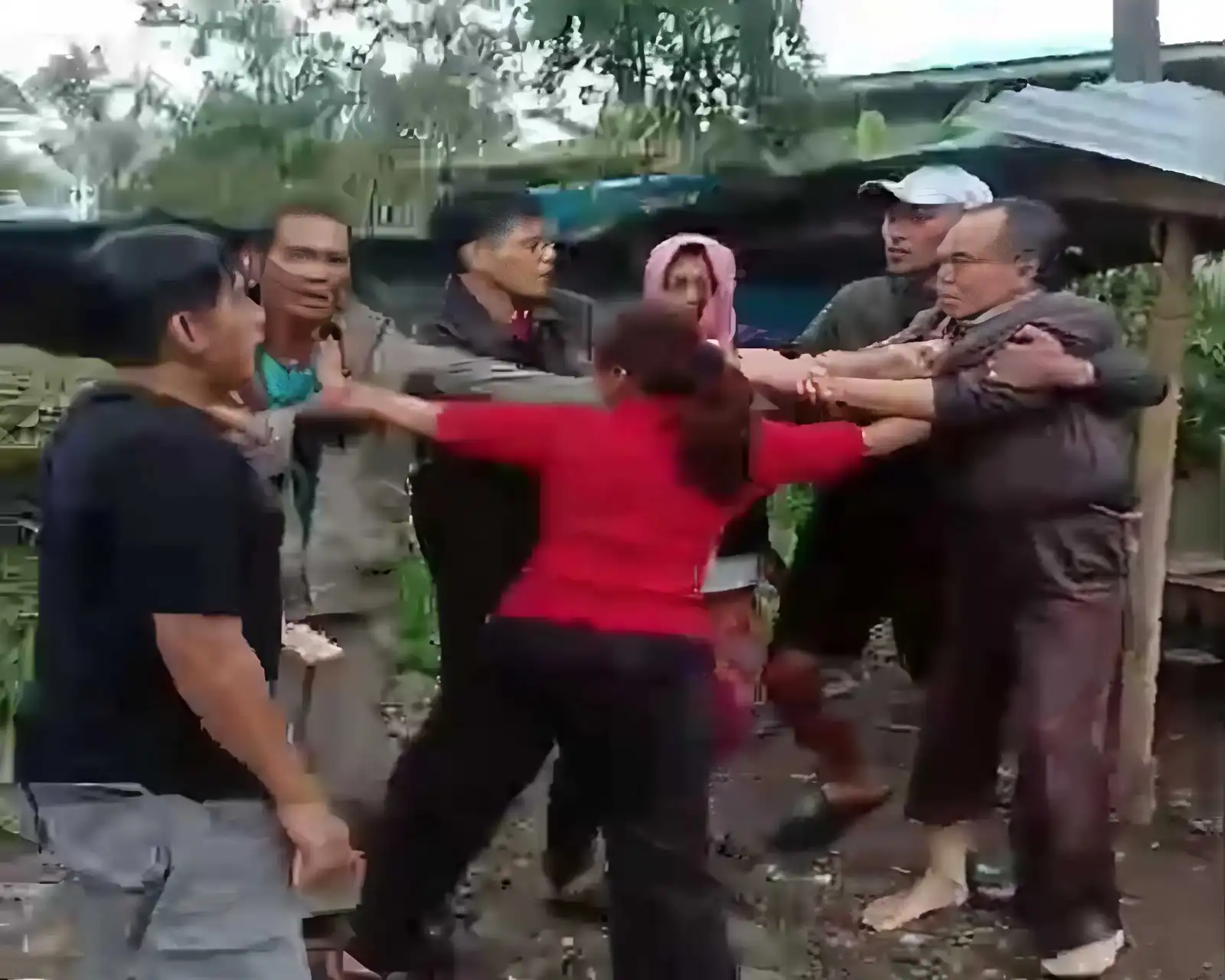 Ricuh Berdarah di Cimacan Cianjur! Gegara Lahan, Warga Saling Serang Pakai Sajam 1 Ricuh Berdarah di Cimacan Cianjur! Gegara Lahan, Warga Saling Serang Pakai Sajam