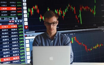 Saham Grup Haji Isam Kompak Anjlok, PGUN dan JARR Sentuh ARB