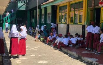 Sajian Menu MBG di Sukaraja Diprotes Orangtua Siswa Lantaran Ayam Bau Hingga Sayuran Ada Ulatnya