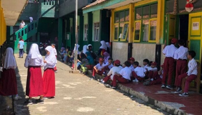 Sajian Menu MBG di Sukaraja Diprotes Orangtua Siswa Lantaran Ayam Bau Hingga Sayuran Ada Ulatnya