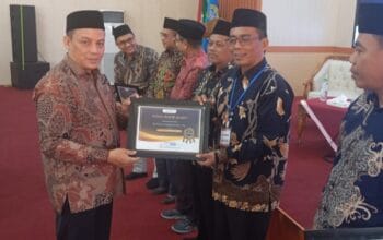 Ketua STAI Al-Muhajirin Purwakarta Dr. H. Cece Nurhikmah, M.Ag Raih Penghargaan Inspiratif Leader dari Perma Pendis Indonesia