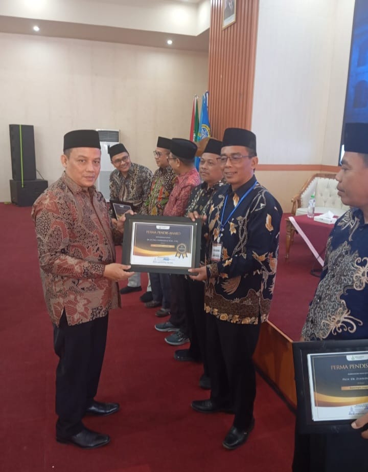 Ketua STAI Al-Muhajirin Purwakarta Dr. H. Cece Nurhikmah, M.Ag Raih Penghargaan Inspiratif Leader dari Perma Pendis Indonesia