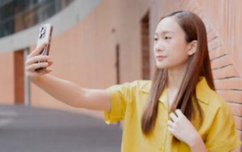 Tren Selfie Gen Z '0.5' Sering Gagal? iPhone 17 Tawarkan Solusi Canggih 3 Tren Selfie Gen Z '0.5' Sering Gagal? iPhone 17 Tawarkan Solusi Canggih