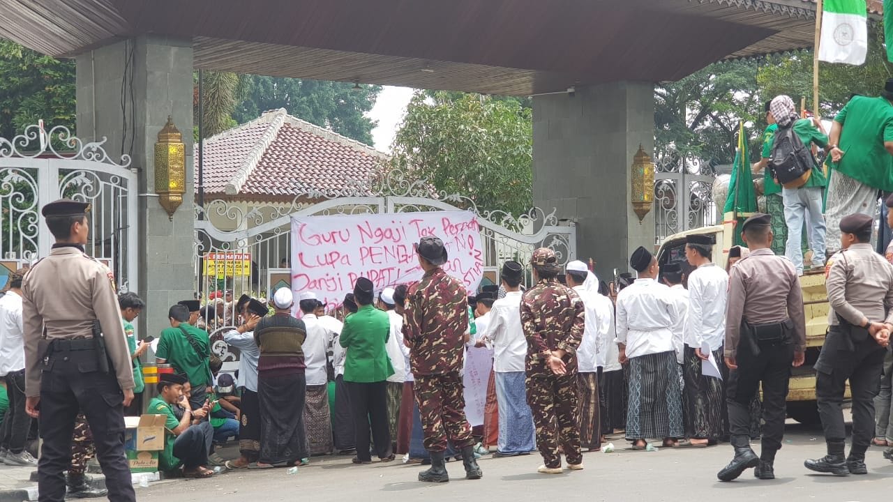 Aksi Panas di Pendopo Cianjur! Banser Tagih Janji Rp25 Juta untuk RT 1 Aksi Panas di Pendopo Cianjur! Banser Tagih Janji Rp25 Juta untuk RT