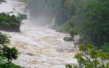 Duka Vietnam: Banjir Dahsyat Renggut Puluhan Nyawa 3 Duka Vietnam: Banjir Dahsyat Renggut Puluhan Nyawa