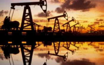 Harga Minyak Dunia Melemah: Bayang-bayang Proyeksi Oversupply Jangka Panjang