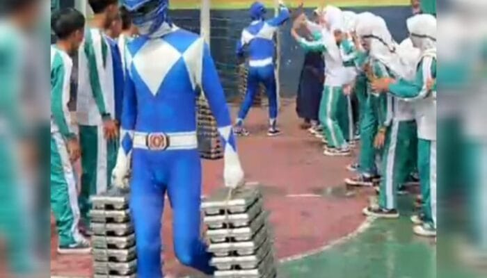 Jeritan dan Senyum Tawa Mewarnai SMPN 1 Kota Sukabumi, Power Rangger Biru Datang Bagikan MBG