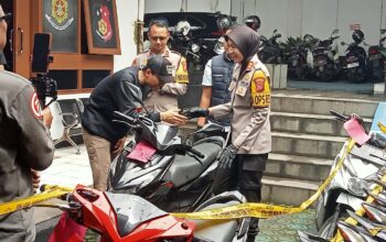 Tangis Bahagia Pecaha di Polres Sukabumi Kota, Motor Hilang Dicuri Akhirnya Kembali ke Pelukan Pemiliknya 1 IMG 20251118 WA0081