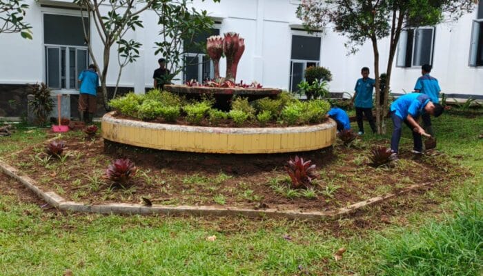 Sentuhan Hijau Pasukan Biru Cleaning Service: Aksi Bersih-bersih dan Tanam Bibit di Area Taman Rumah Sakit