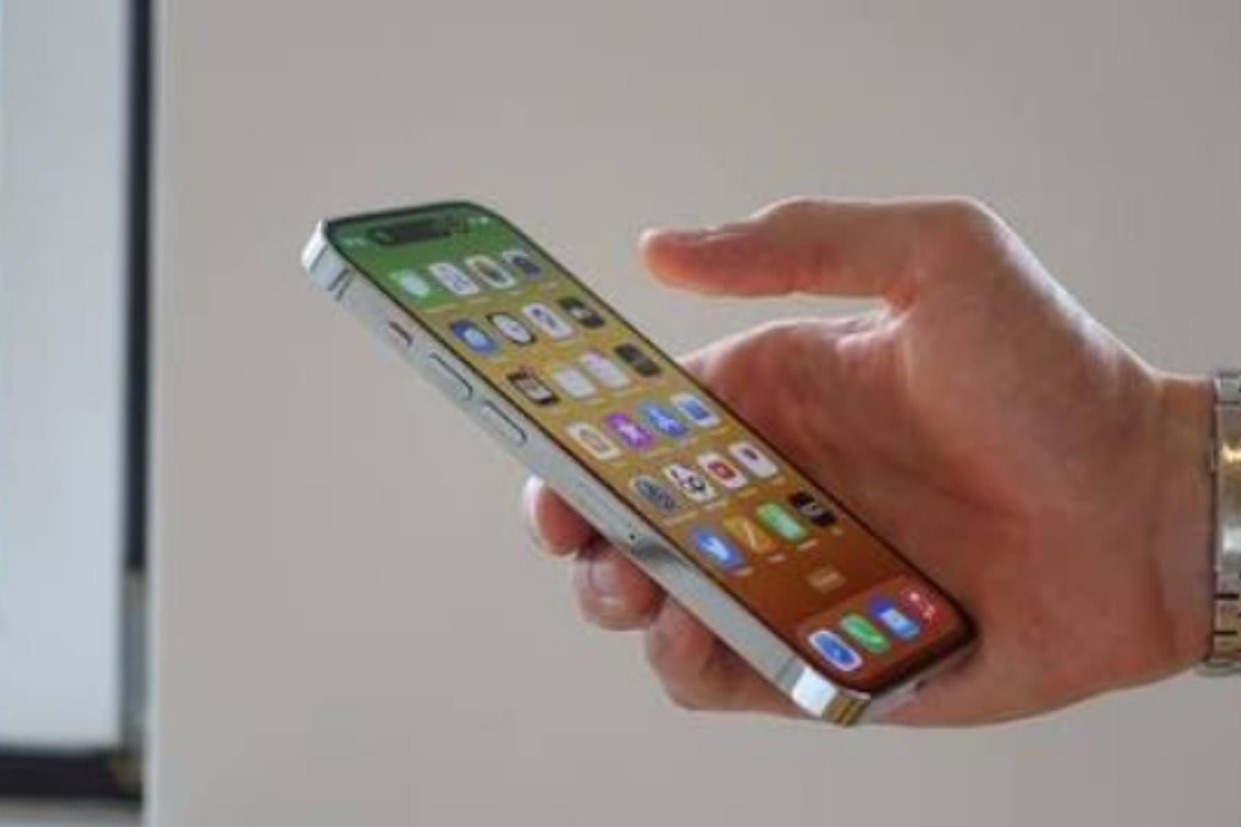 Inovasi Aksesibilitas Apple: Grip & Stand iPhone Edisi Khusus