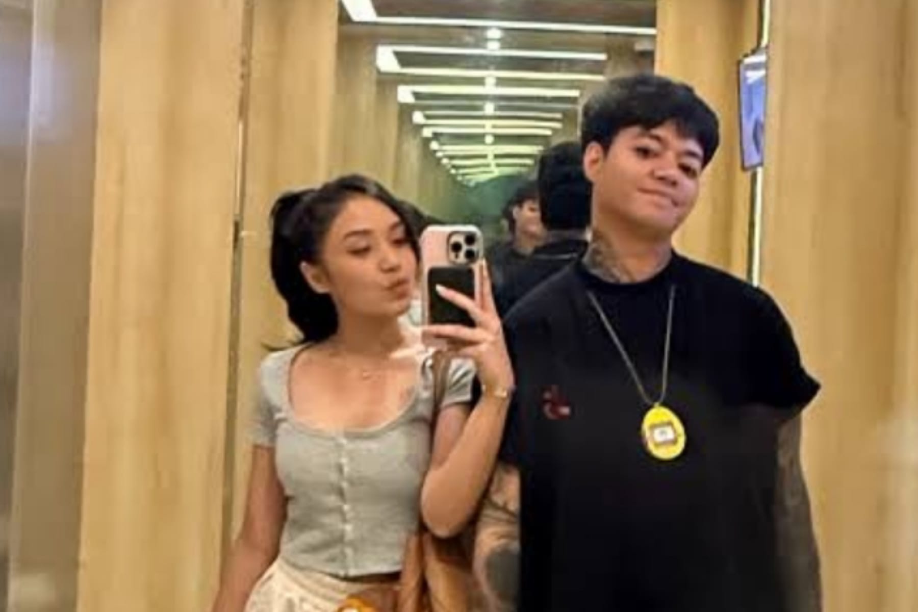 Kejutan Romantis: Reza Arap Beri Cincin, Benarkah Lamar Lula Lahfah? 1 Kejutan Romantis: Reza Arap Beri Cincin, Benarkah Lamar Lula Lahfah?