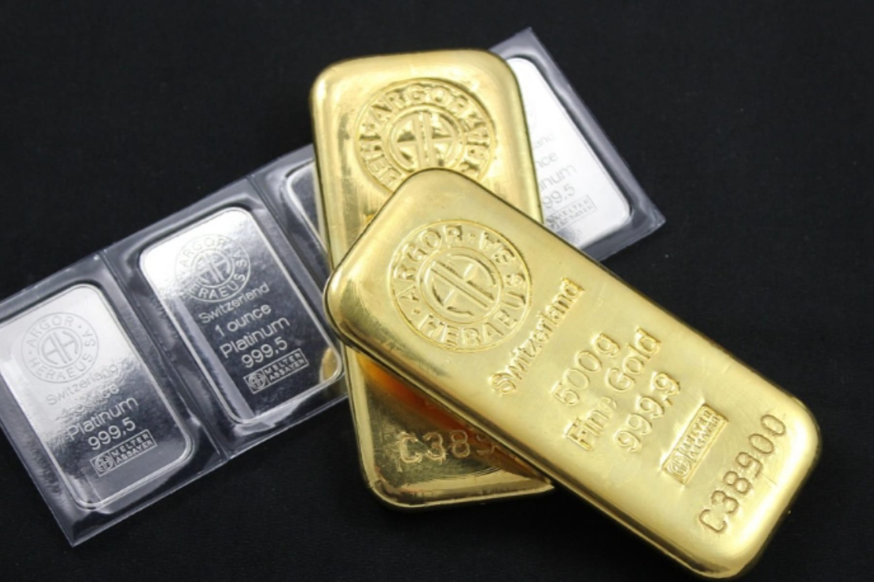 Kilau Investasi: Emas vs Perak, Mana yang Lebih Menjanjikan?