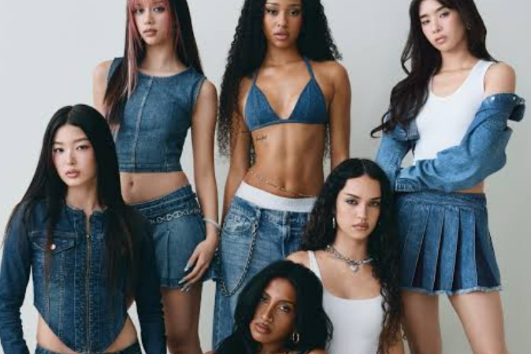 Kontroversi Kostum Panggung KATSEYE dalam Tur Dunia: Energi Atletik vs. Pakaian Terbuka 1 Kontroversi Kostum Panggung KATSEYE dalam Tur Dunia: Energi Atletik vs. Pakaian Terbuka