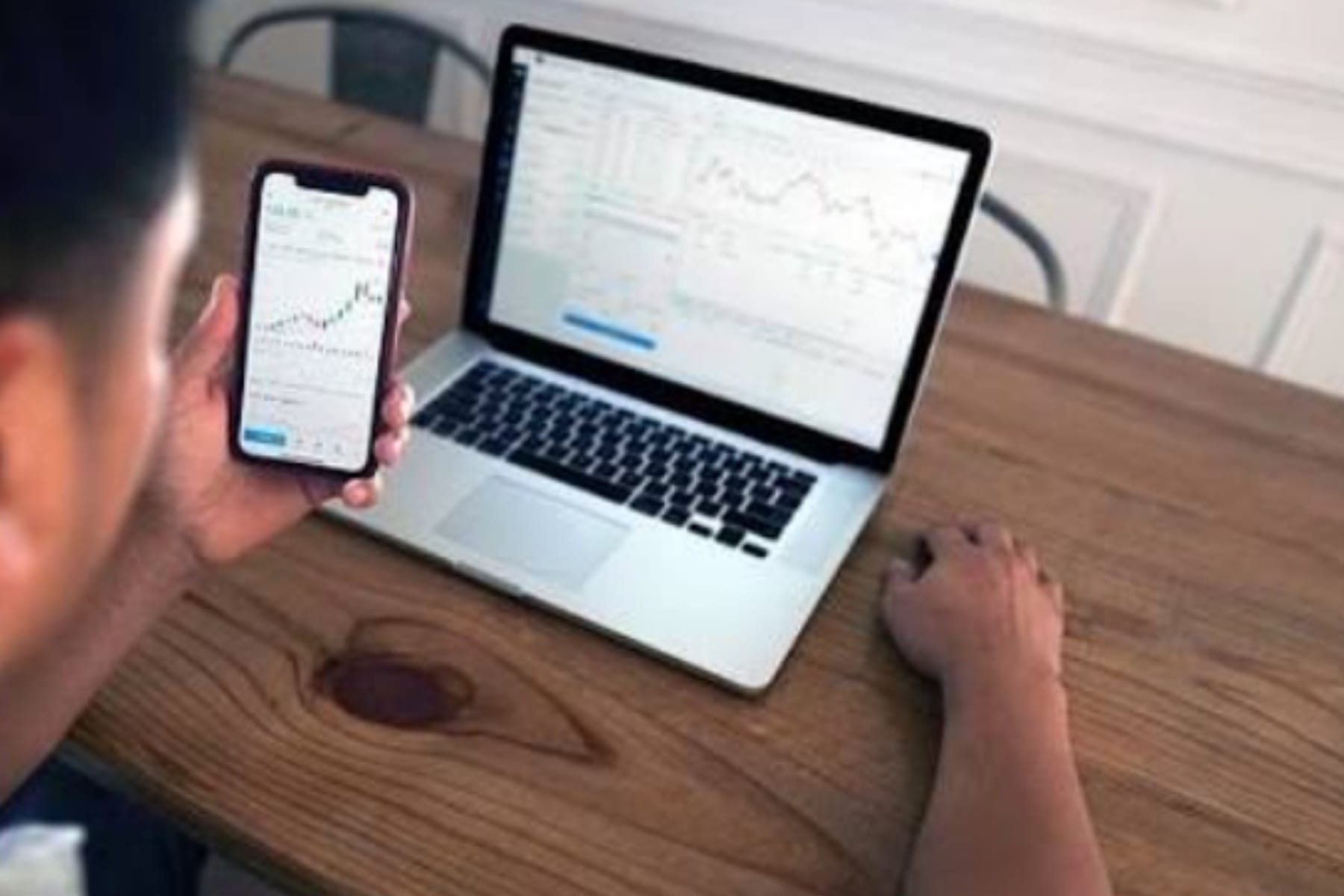 Mengenal MACD: Indikator 'Sinyal Emas' Andalan Trader Profesional 1 Mengenal MACD: Indikator 'Sinyal Emas' Andalan Trader Profesional