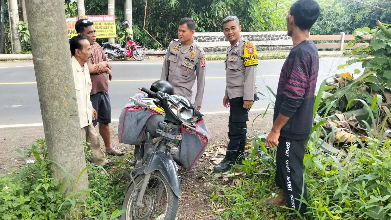 Motor Misterius Berisi Sembako dan Surat Permintaan Maaf Gegerkan Warga Cianjur! 1 Motor Misterius Berisi Sembako dan Surat Permintaan Maaf Gegerkan Warga Cianjur!