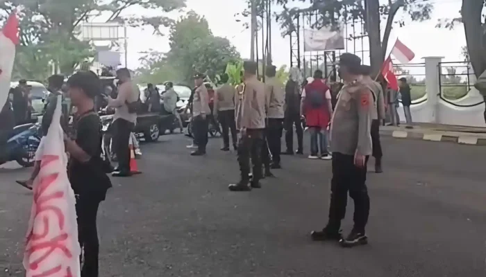 PKL dan Mahasiswa Cianjur Bersatu! Protes Relokasi Pasar Bomero ke DPRD