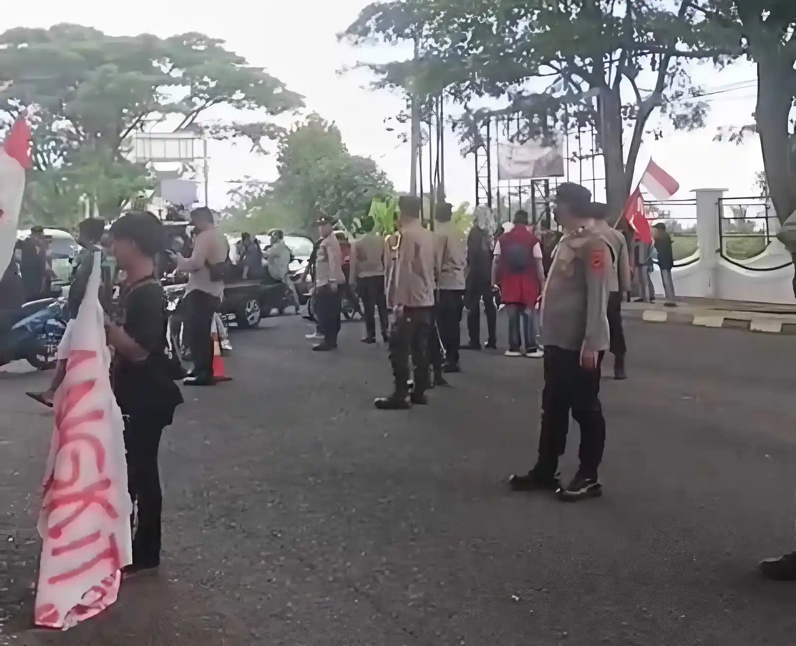 PKL dan Mahasiswa Cianjur Bersatu! Protes Relokasi Pasar Bomero ke DPRD