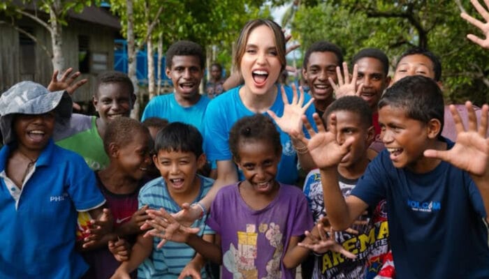 Pelajaran dari Asmat: Cinta Laura dan Makna Kemewahan