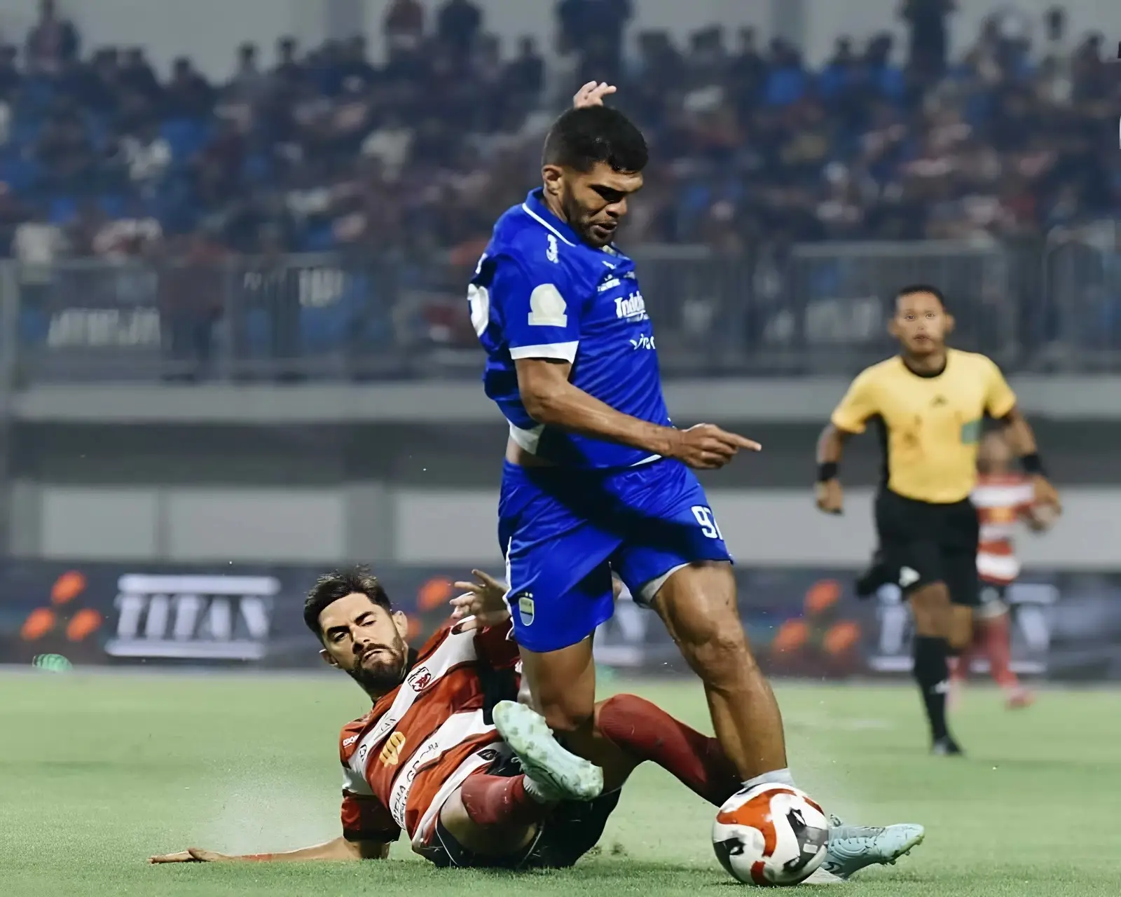 Persib Mengamuk di Madura! Skor 4–1