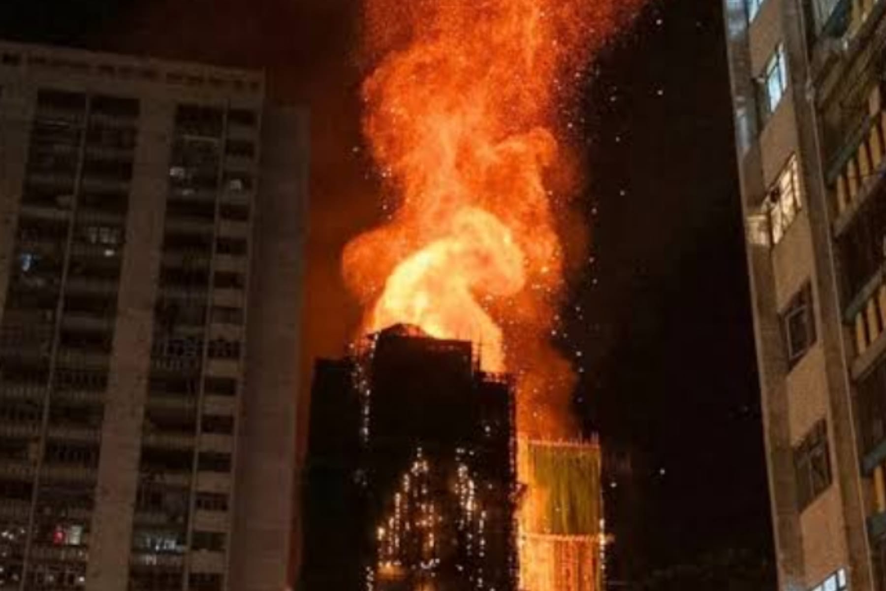 Tragedi Kebakaran Hong Kong: Korban Tewas Mencapai 128, Bahan Bangunan Jadi Sorotan