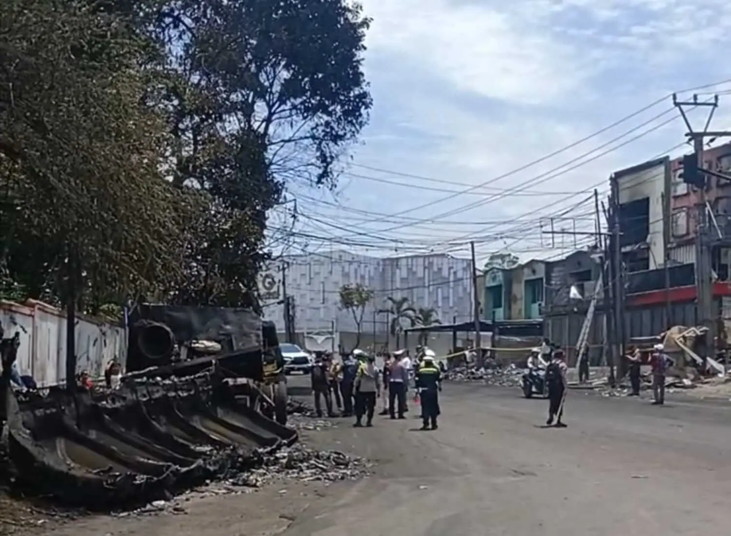 Truk Tangki BBM Terbakar di Cianjur, Jalur ke Sukabumi Ditutup Total 1 Truk Tangki BBM Terbakar di Cianjur, Jalur ke Sukabumi Ditutup Total